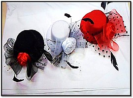 קישוט שיער כובע מלמלה שחור/אדום 13 סמ קישוט שיער כובע מלמלה שחור/אדום 13 סמ